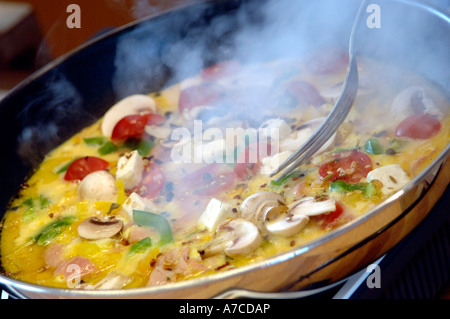 La cuisson de l'omelette dans une poêle Banque D'Images