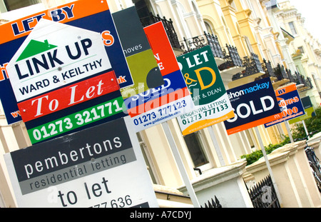 Agent Immobilier à vendre chambres empilés dans la rue. Photo par Jim Holden. Banque D'Images