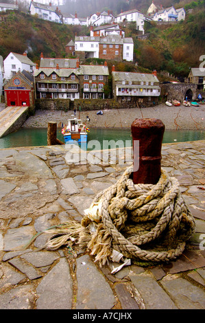 Grand angle inhabituel de l'historique 14e siècle construit en pierre au port de North Devon clovelly Banque D'Images