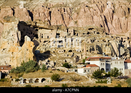 La ville de Cavusin niché au milieu des formations rocheuses de la Cappadoce specatcular Banque D'Images