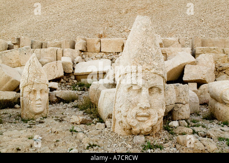 Têtes de pierre géant devant l'Antiochus Épiphane 1 funery mound, le Mont Nemrut, sud-est de l'Anatolie Banque D'Images