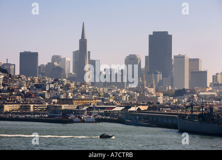 Vue sur mer à la fin de l'après-midi avec la Transamerica Pyramid building pointant vers le ciel de la côte ouest de San Francisco Californie US Banque D'Images