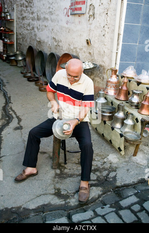 Man making articles manufacturés en casseroles dans la rue dans le nord de la Turquie Trabzon Banque D'Images