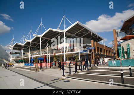 PORTSMOUTH HAMPSHIRE UK Avril Boutiques et restaurants qui bordent le front de mer de Gunwharf Quays Banque D'Images