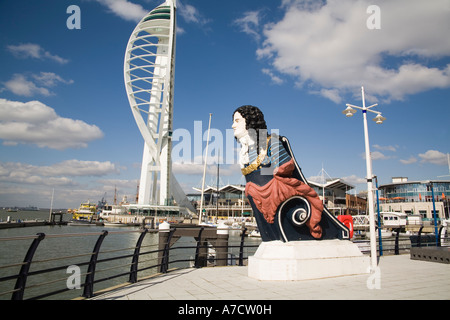 PORTSMOUTH HAMPSHIRE UK Avril face aux quais de Gunwharf vers la tour Spinnaker Banque D'Images