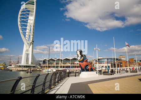 PORTSMOUTH HAMPSHIRE UK Avril face aux quais de Gunwharf vers la tour Spinnaker Banque D'Images