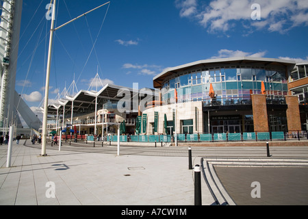 PORTSMOUTH HAMPSHIRE UK Avril Boutiques et restaurants qui bordent le front de mer de Gunwharf Quays réaménagé Banque D'Images