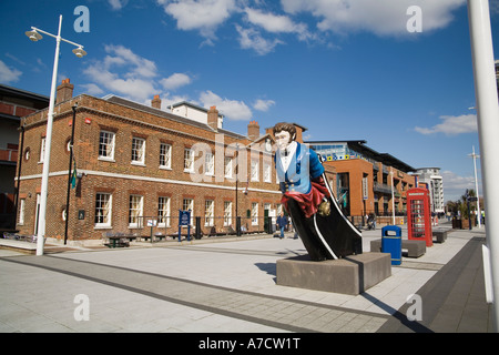 PORTSMOUTH HAMPSHIRE UK Avril à la recherche sur l'une des figures de proue de navire coloré sur le front de mer réaménagé Banque D'Images