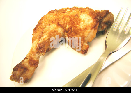 Cuisse de poulet rôti sur une plaque Banque D'Images