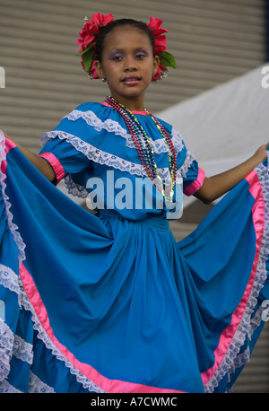 Young attractive dark haired girl danse folklorique locale portant de grandes boucles d'or dans le port de Corinto Nicaragua Banque D'Images