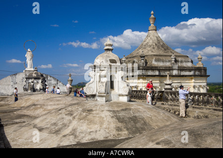 Sur le toit en dôme de l'ancien espagnol 1746 Cathédrale de la Asunción, dans la ville de Leon au Nicaragua République du Nicaragua Banque D'Images