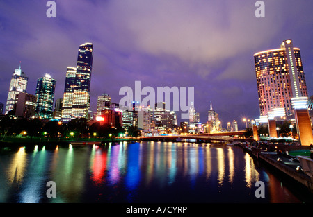 Sur les toits de la ville à travers la rivière Yarra, nuit Banque D'Images