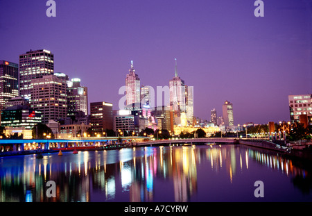 Sur les toits de la ville à travers la rivière Yarra, nuit Banque D'Images