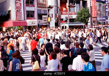 Scène de rue animée, de jour Banque D'Images