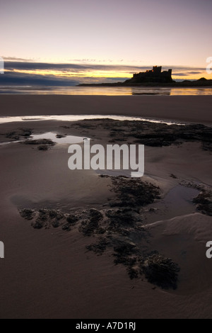 L'esquisse de Château de Bamburgh vue de la plage tôt le matin la lumière Banque D'Images