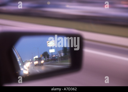 Côté voiture miroir de ce trafic du soir sur la rue Banque D'Images