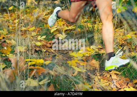 Jeune femme vu de taille en bas du jogging en couleurs d'automne Banque D'Images