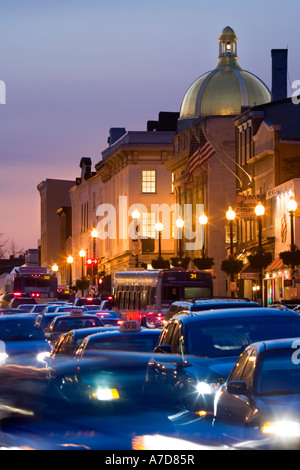 Washington DC, bouchons de circulation en M ST & Wisconsin Ave à Georgetown au crépuscule. Banque D'Images