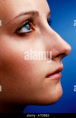 Portrait de jeune fille avec les yeux à la recherche vers le haut Banque D'Images