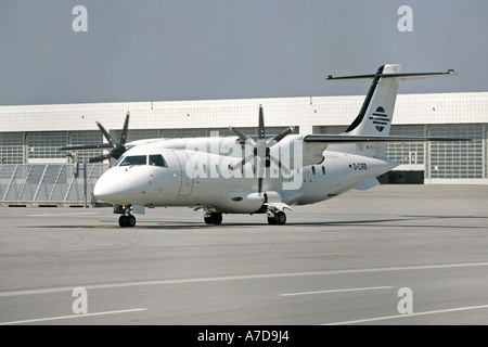 Munich, GER, 30. Août 2005 - un jet Dornier Do-328 de Cirrus Luftfahrtgesellschaft mbH a roulé sur l'aéroport de Munich. Banque D'Images