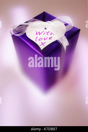 Présent en violet du papier d'emballage avec étiquette-cadeau amour Banque D'Images