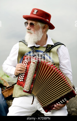 Un acordian Morris homme jouant au Sherborne Festival des fromages dans le Dorset, UK Banque D'Images