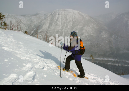 Une dame de la raquette à neige fraîche profonde sur mont Olivine dans le Chic Chocs, Parc National de la Gaspésie Québec Banque D'Images