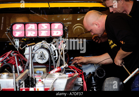 Drag Racer suédois freddy fargerstorm travaille sur sa camionnette voiture pro modification faites glisser dans les stands aussi voir A7DF35 Banque D'Images