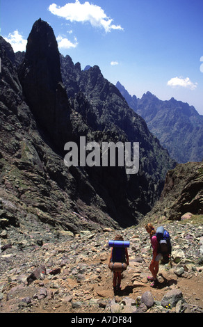 Deux randonneurs pause avant la descente délicate depuis le Col perdu sur le sentier GR20 dans les montagnes corses Banque D'Images