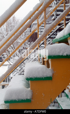 Détail de l'escalier extérieur à Montréal après une chute de neige Banque D'Images