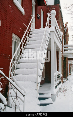 Une scène de rue typique des escaliers extérieurs couverts dans la neige à Montréal après une chute de neige Banque D'Images