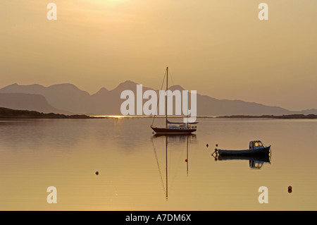 Isle of Rum Coucher du soleil à Arisaig, côte ouest écossais Inverness-shire UK Banque D'Images