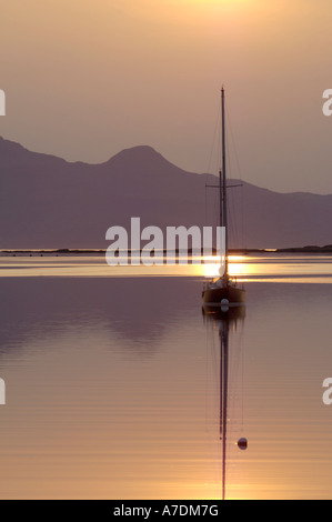 De rhum des îles Hébrides intérieures Coucher du soleil dans l'Inverness-shire région des hautes de l'Écosse. Banque D'Images