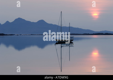 De rhum des îles Hébrides intérieures Coucher du soleil dans l'Inverness-shire région des hautes de l'Écosse. XPL 6346 Banque D'Images