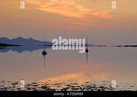 De rhum des îles Hébrides intérieures Coucher du soleil dans l'Inverness-shire région des hautes de l'Écosse. XPL 6347 Banque D'Images