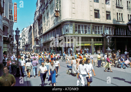 Budapest Hongrie, les gens sur la rue piétonne scène 'Vaci Utca' vue d'ensemble rue principale occupée, les femmes foule marchant Banque D'Images