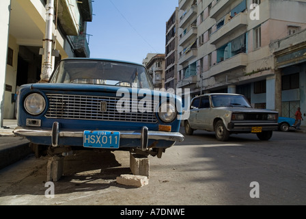 En attente de nouvelles roues de voiture dans les rues de La Havane, Cuba. Banque D'Images