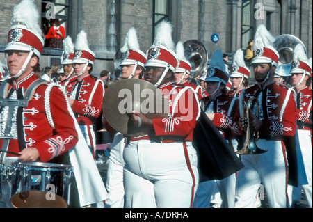 New York, NY, États-Unis, Crowd Teens public Events Mixed Race, High School Marching Band, se produisant à la parade annuelle de Thanksgiving de Macy, adolescents Banque D'Images