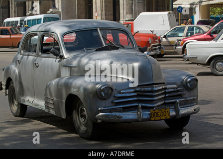 Vieille voiture gris américain classique à La Havane Cuba Banque D'Images