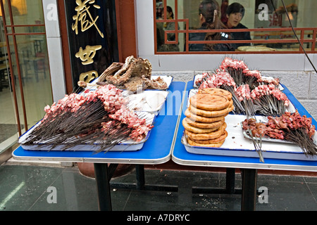 Chine XIAN différentes viandes d'organe et de petits oiseaux sur prêt pour griller les brochettes brochettes de Banque D'Images