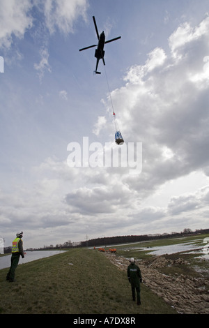 Hélicoptère transportant des sacs à l'Allemagne, l'utilisation de site, Basse-Saxe, Elbe, Dannenberg Banque D'Images