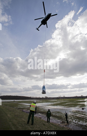 Hélicoptère transportant des sacs à l'Allemagne, l'utilisation de site, Basse-Saxe, Elbe, Dannenberg Banque D'Images