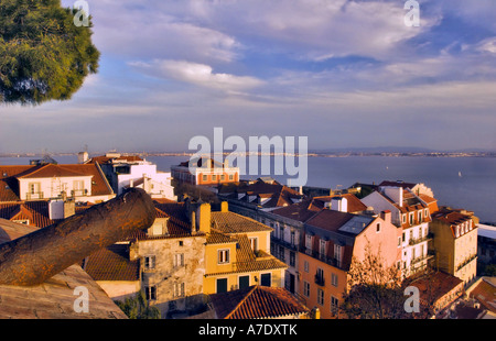 Vue depuis le Castelo de Sao Jorge pour le Tage, le plus grand fleuve de la péninsule ibérique, le Portugal, Lisbonne Banque D'Images