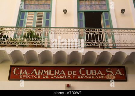 Signer sur une armoirie stocker au-dessous de balcon d'un appartement à La Havane, Cuba. Banque D'Images