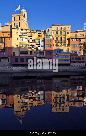 Les habillages de la vieille ville de miroir dans la rivière, l'Espagne, Girona, Katalonia Banque D'Images