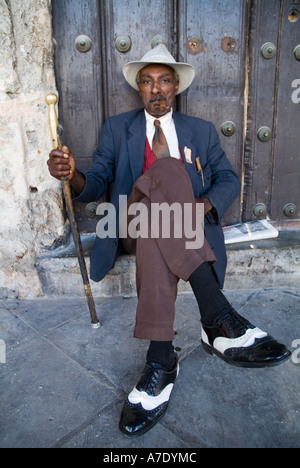 Portrait d'un homme portant un costume de style années 1930 et fumer un cigare de La Havane, Cuba. Banque D'Images