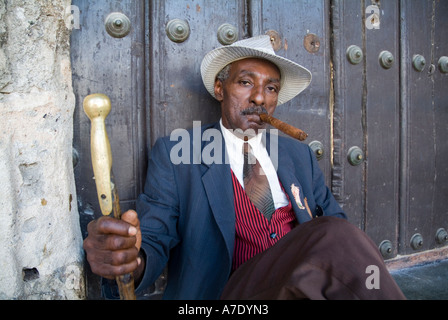 Portrait d'un homme portant un costume de style années 1930 et fumer un cigare de La Havane, Cuba. Banque D'Images