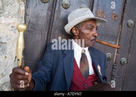 Portrait d'un homme portant un costume de style années 1930 et fumer un cigare de La Havane, Cuba. Banque D'Images
