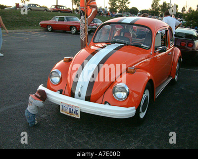 Volkswagen Beetle 1974 couleurs de l'équipe de football des Cleveland Browns et motif TOPDAWG Banque D'Images