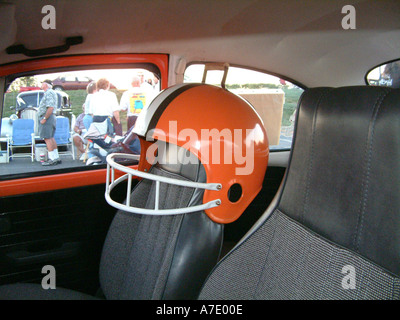 Volkswagen Beetle 1974 couleurs de l'équipe de football des Cleveland Browns et motif TOPDAWG Banque D'Images